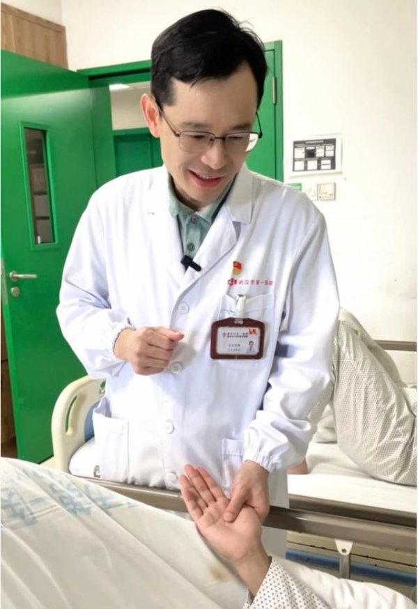 配操盘 “多对一”医患群暖心护航 女孩假期告别“水手”麻烦
