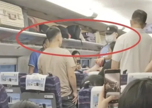 瑞和网 男子在动车上又亲又抱陌生女童，家长当场制止并报警！已刑拘